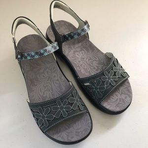 Jambu Wildflower Sandals - Vegan - Size 7